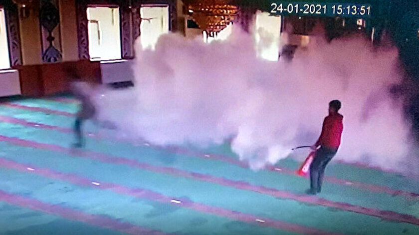 Çocuklar yangın tüpüyle cami içine zarar verdi.