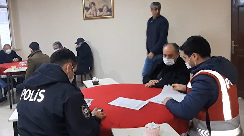 Kısıtlamaları üç kez ihlal eden kahvehane yine basıldı: Sahibi Koronavirüse inanmıyorum dedi