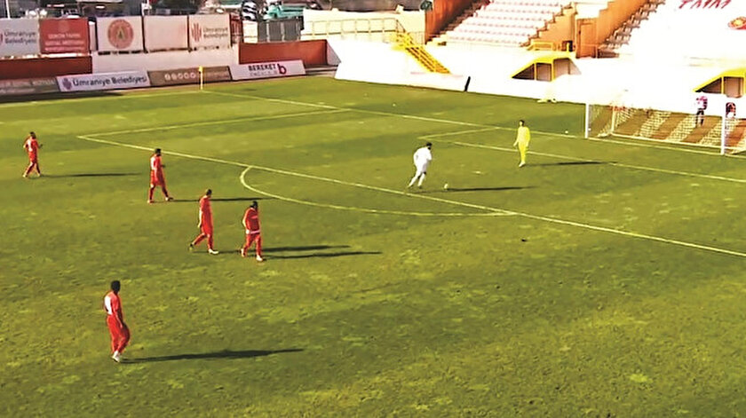 Yeşil sahada şık hareket