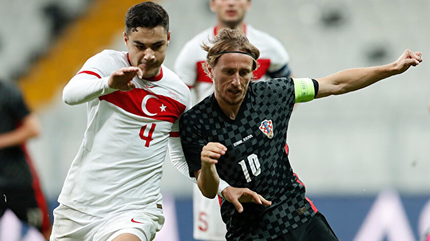 Liverpool transferin son gününde milli futbolcu Ozan Kabakı kadrosuna katabilir