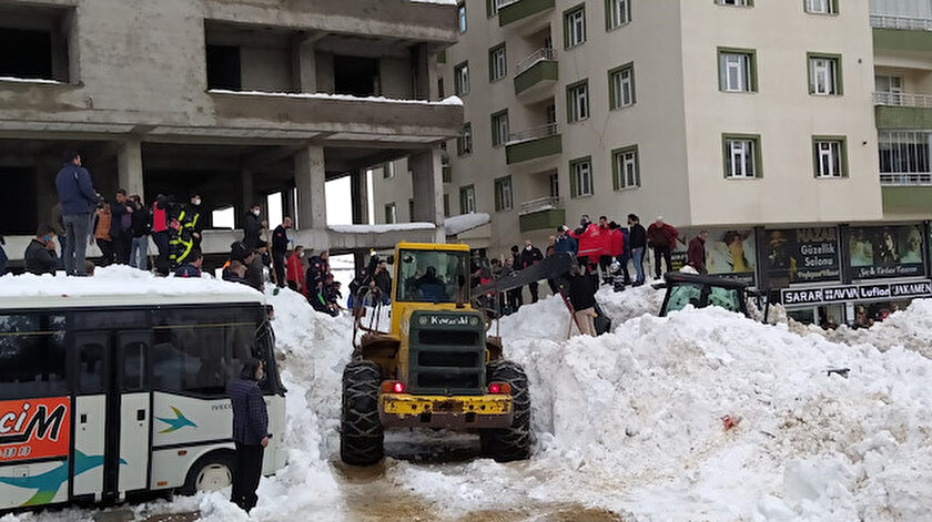 Bitliste çatıdan tonlarca kar kütlesi düştü: 3 çocuk yaralı