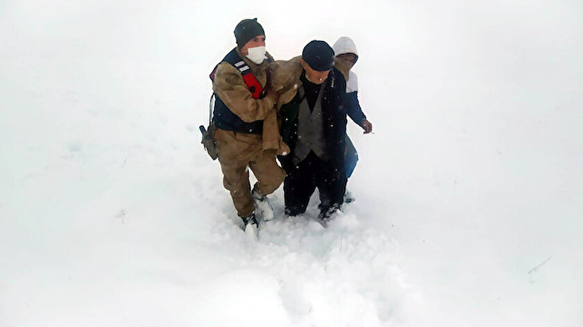 Donma tehlikesi geçiren vatandaşın imdadına Mehmetçik yetişti