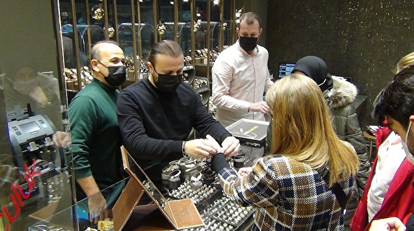 Altin Fiyatlari Cakildi Vatandas Kuyumculara Kostu