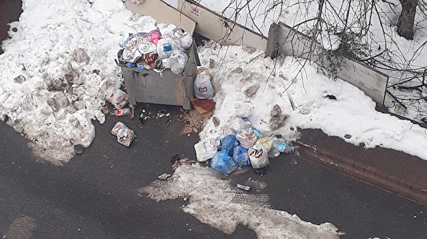 Kadıköydeki çöp dağları Ataşehire uzandı: İşçiler grevde sokaklar pislik içinde