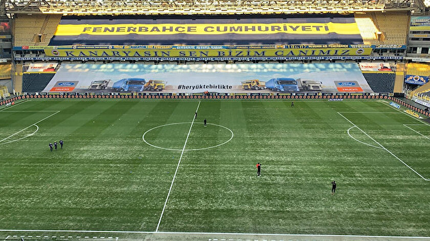Kadıköy'de saha zemini tepkilere neden oldu.
