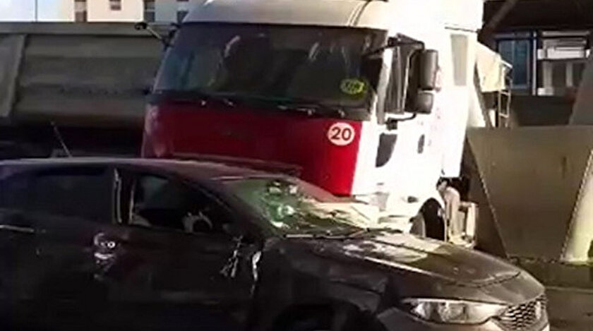 Sürücüsünün direksiyon hakimiyetini kaybettiği hafriyat kamyonu, seyir halindeki 2 araca çarptı.