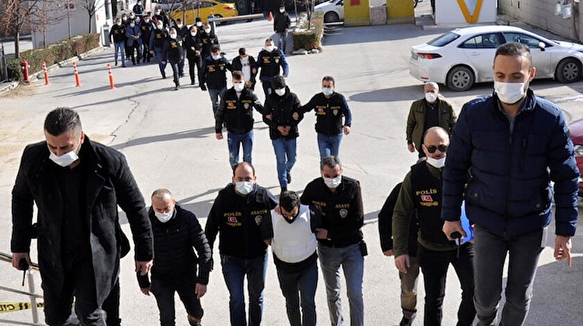 Katil zanlısı M.Ş.B, aralarında eşinin de olduğu 8 şüpheliyle birlikte adliyeye sevk edildi.