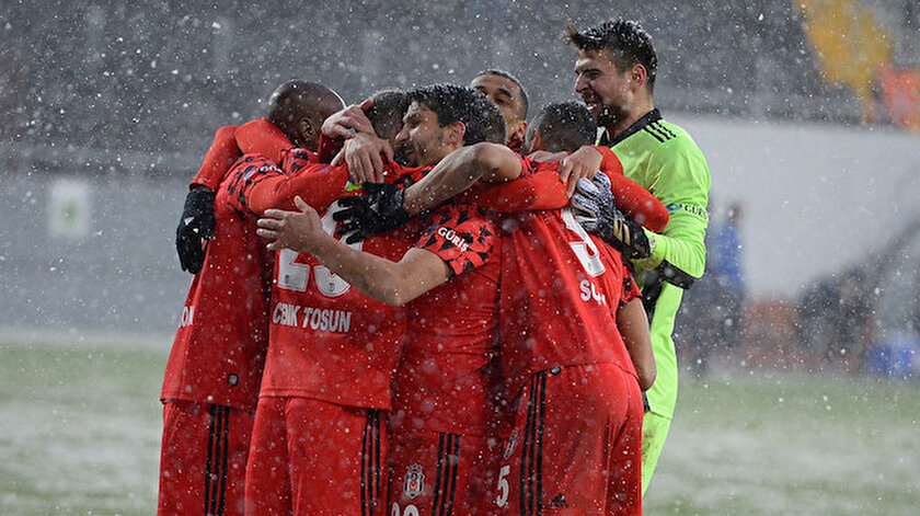 Beşiktaş ligde çıktığı 24 maçta 51 puan topladı.