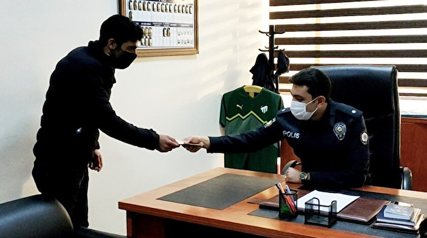 Vanlı genç, ATM’de unutulan parayı polise teslim etti.