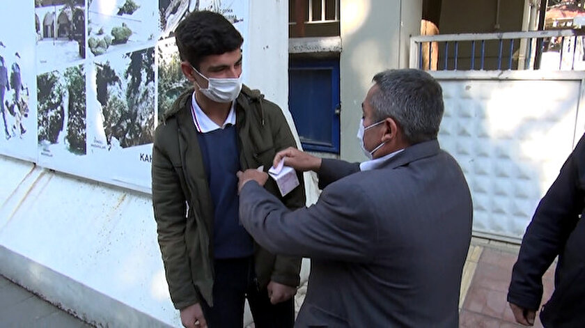 Mehmet Gözükara, Mehmet Ateş'i 400 lira ile ödüllendirdi.