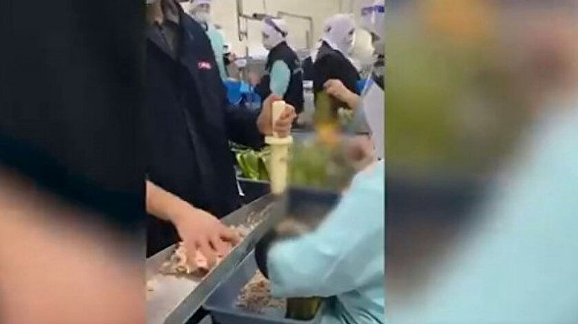 Videoda eldiven takılmadığı, paketlemenin çıplak elle yapıldığı görülüyor.