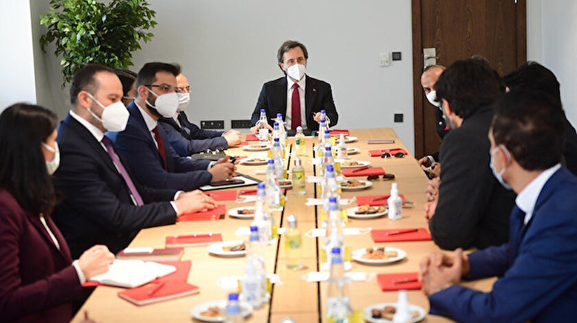 Altun, dizi yapımcılarından proje hakkında bilgi aldı.
