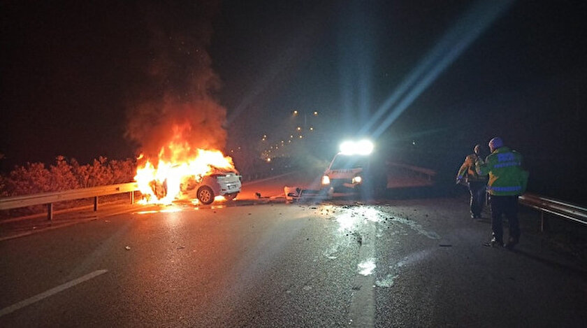 Bursa’da polisten kaçan şüphelileri kenti birbirine kattı, ekip aracına ve bariyerlere çarpan araç alev aldı.