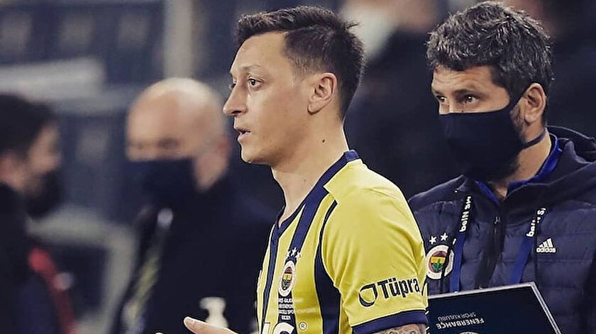Mesut Özil maçlardan önce dua ediyor.