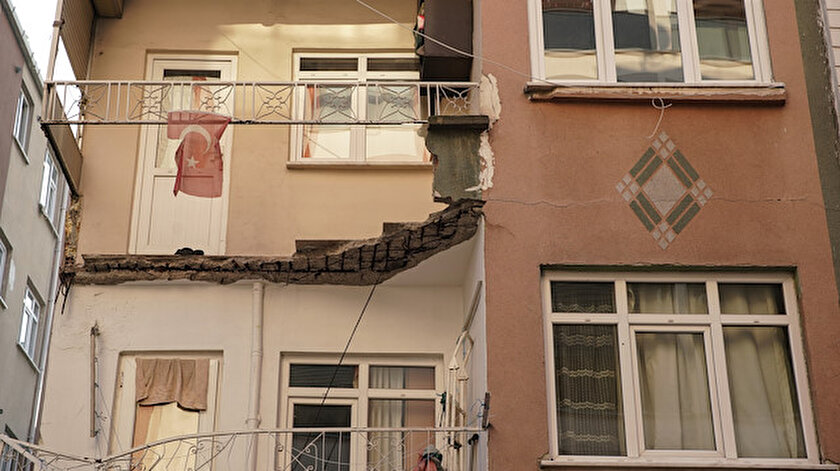 Üç katlı bir binanın ikinci katında bulunan ve boş olduğu öğrenilen dairenin balkonu henüz bilinmeyen bir sebeple çöktü.