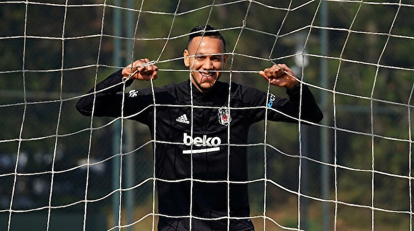 Josef de Souza basın mensuplarına poz verdi.