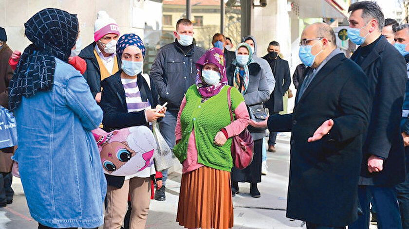 Trabzon Valisi İsmail Ustaoğlu, kentte salgınla mücadele tedbirleri kapsamında denetlemelere katıldı.