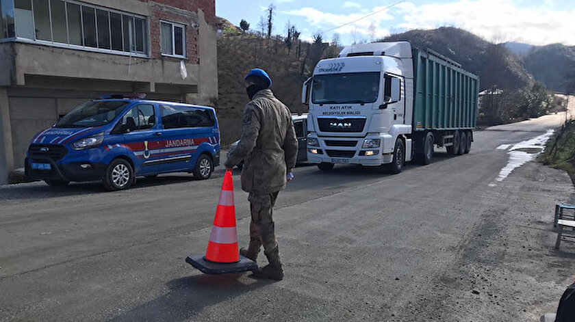 Trabzonda cenazede 22 kişiye virüs bulaştırdı: Mahalle ikinci kez karantinaya alındı - Trabzon haber