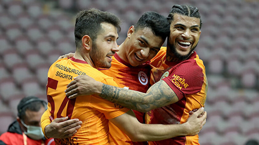 Galatasaray zirveyi bırakmıyor