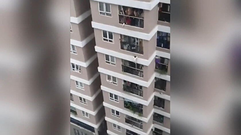 Binanın 12’nci katından düşen küçük kızı kurye kurtardı