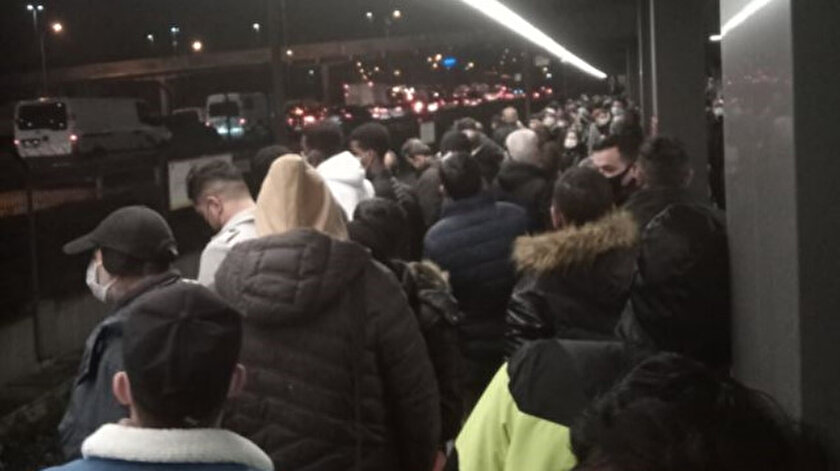 Yenikapı metro hattında arıza: İstasyonlarda yoğun kalabalıklar oluştu