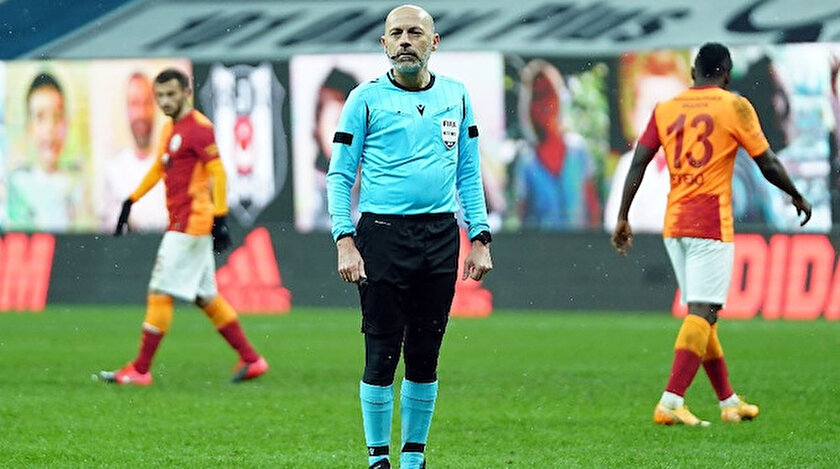 Galatasaraylı taraftarlar Cüneyt Çakırın UEFA lisansının iptal edilmesini istiyor