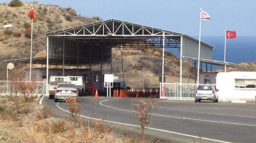 Rumlardan yeni provokasyon: Erenköydeki askeri birliğe lojistik ikmal sağlayacak konvoy Rum tarafınca engellendi