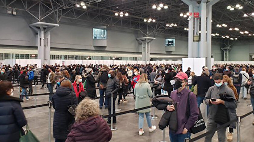 New York’ta aşı merkezinde yoğunluk: Ayakta saatlerce bekleyenler uzun kuyruklar oluşturdu