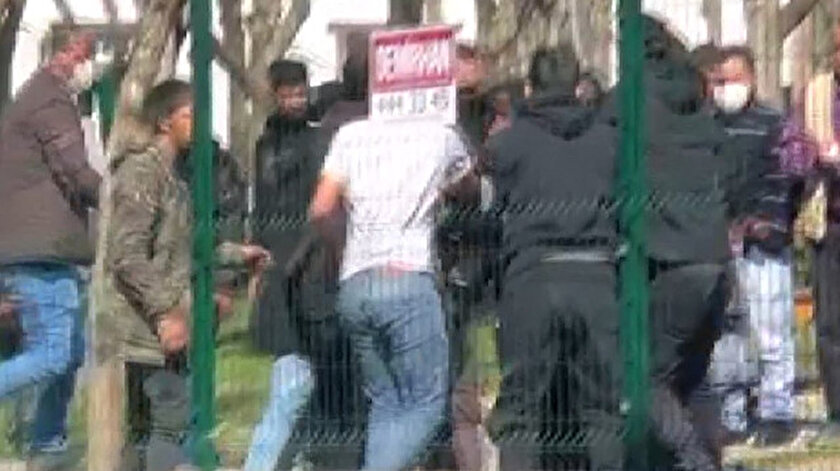 İstanbulda çocukların kavgasına aileleri karıştı: Bir genç boğazından bıçaklandı