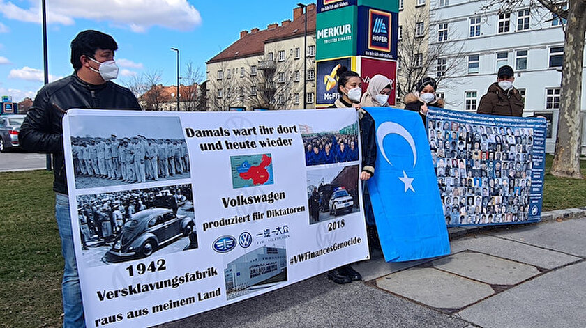 Avusturya’da Uygur Türkleri otomobil üreticisi Volkswagen firmasını protesto etti