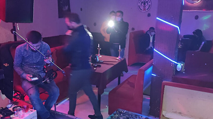 Kırmızı kategorideki Konyada eğlence mekanında yakalanan 24 kişiye ceza yağdı