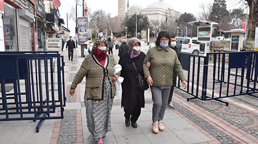 Çok yüksek riskli illerden Edirnede merkezdeki caddelerde 4 metrekareye bir kişi kuralı uygulanacak