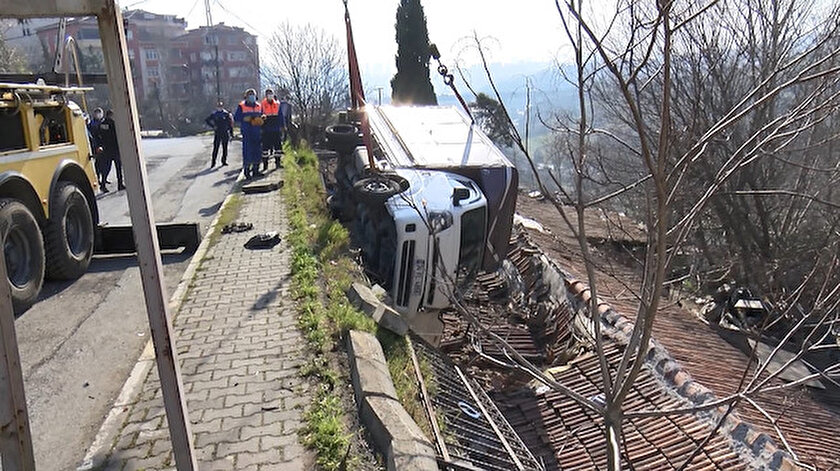 Babasının kamyonetini kaçırdı: Arkadaşlarla gezinti gecekondunun çatısında bitti