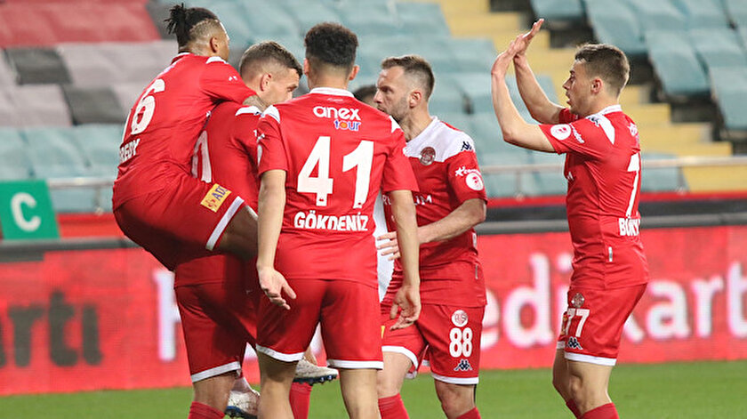 Antalyaspor Türkiye Kupasında finalde: Futbolcular gözyaşlarını tutamadı