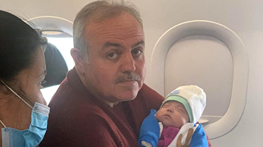 Uçakta bebeğin hayatını kurtaran doktor vekil 2 hastaya daha müdahale etmiş: Bu mesleğin mensubu olmaktan gurur duyuyorum