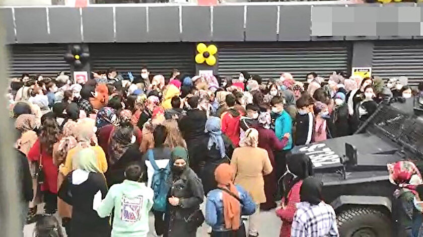 İndirimi duyan oraya koştu: Koronavirüse rağmen izdiham çıktı