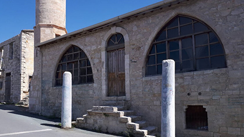 Güney Kıbrıstaki camiye çizilen haç ve ırkçılık içerikli yazılar silindi