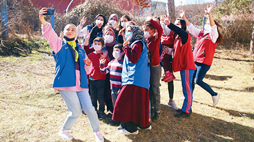 Gönüllü gençler köy okuluna mutluluk taşıdı