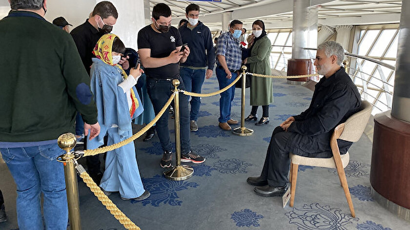 İrandan bir Kasım Süleymani heykeli daha: Gökdelende sergiliyorlar