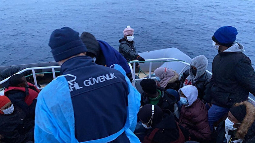 Yunanların botlarını patlattığı 30 Afrikalı mülteciyi Türk sahil güvenliği kurtardı