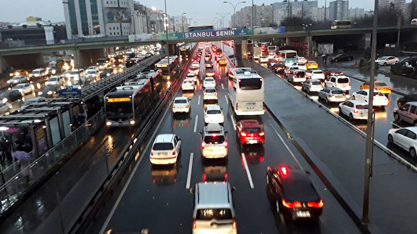 İstanbulda trafik kilit: Yoğunluk yüzde 70i aştı