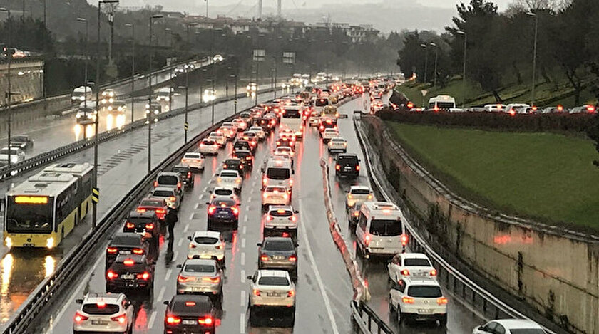 İstanbulda trafik kilit: Yoğunluk yüzde 65e çıktı