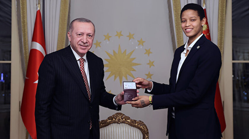 Fenerbahçenin Kübalı yıldızı Türk vatandaşlığına geçti