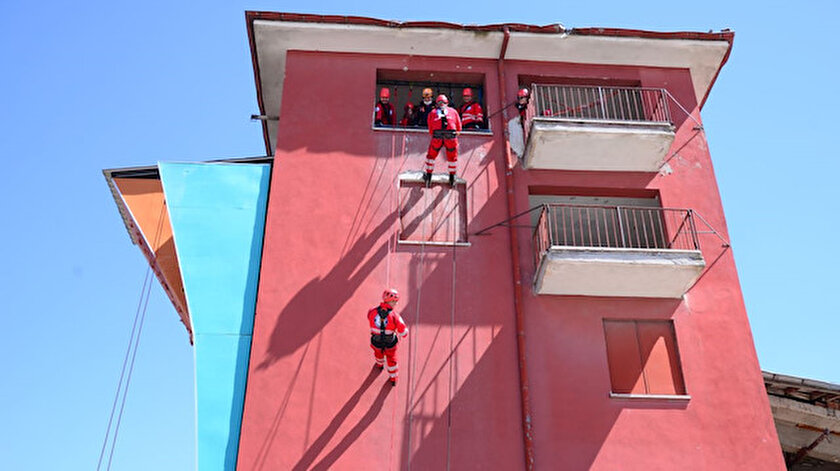 Başkentte nefes kesen deprem sonrası kurtarma tatbikatı