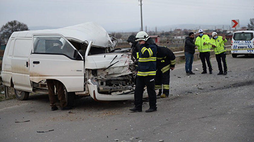 Eskişehirde minibüs ile kamyonet çarpıştı: 7 kişi yaralandı