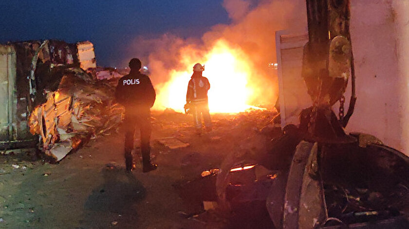 Zeytinburnunda karaya oturan gemide çalışma sırasında yangın çıktı
