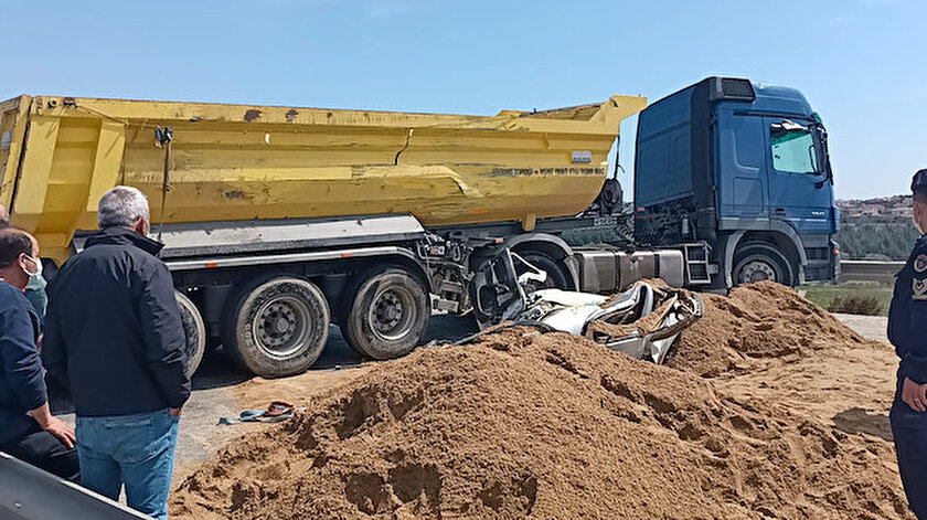TEMde feci kaza: Toprak dolu kamyon otomobilin üstüne devrildi