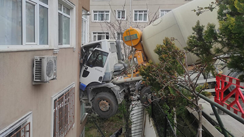 İstanbul Beşiktaşta beton mikseri 6 katlı binaya çarptı - son dakika