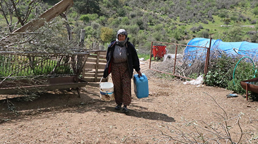 İzmirde su ihtiyacı tankerle karşılanan mahalle sakinleri yaşadıkları bölgeyi terk etmek üzere