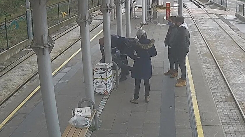 Tramvay durağında can pazarı: Kalp krizi geçiren gence özel güvenlikten kritik müdahale